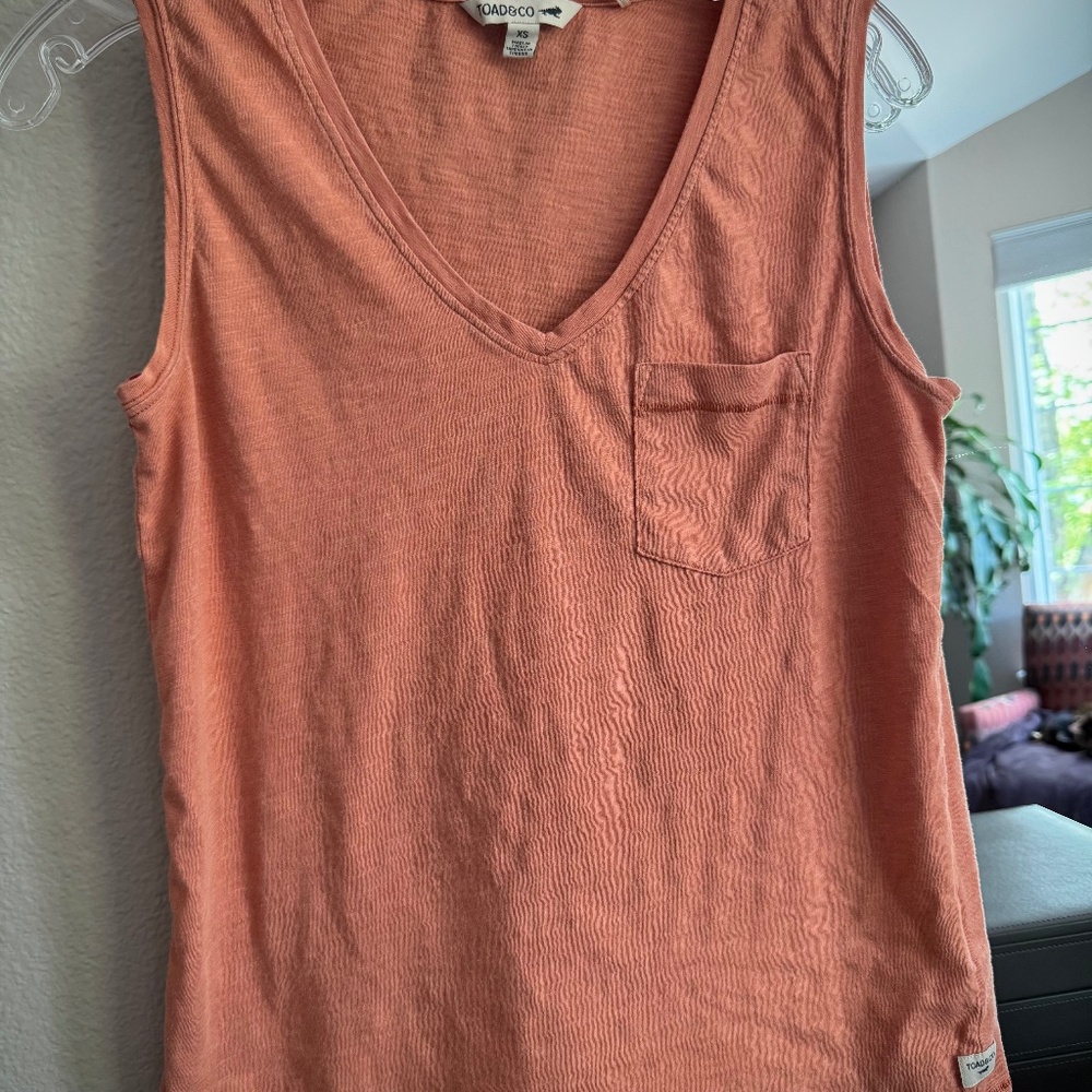 Toad&Co V-neck sleeveless pocket tee/tank XS